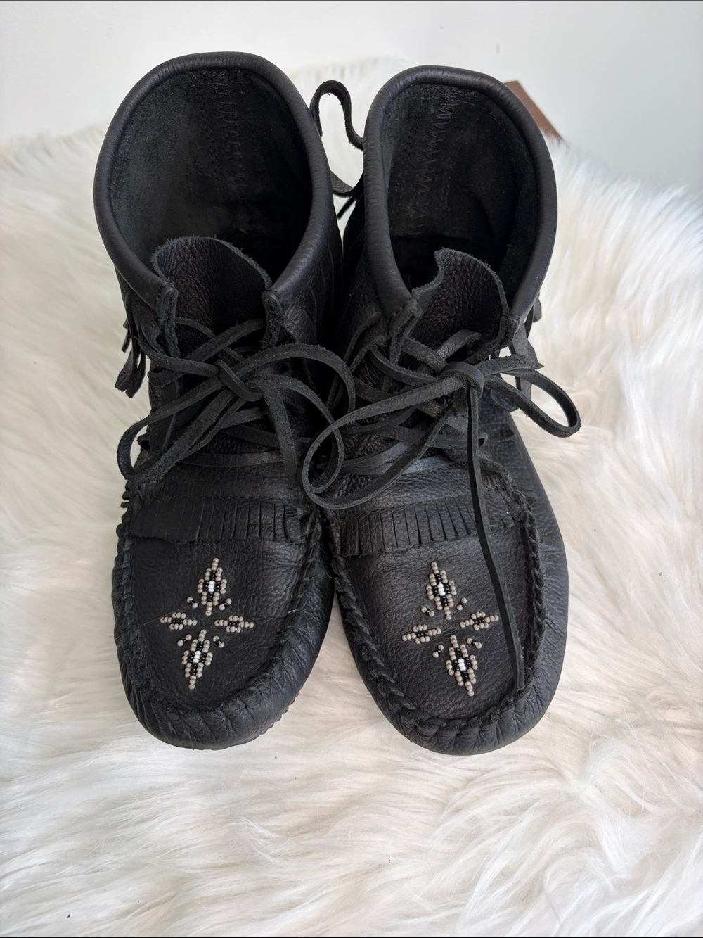 Manitobah Mukluks Black Leather Beaded Fringe Ankle Moccasins L8 / M6